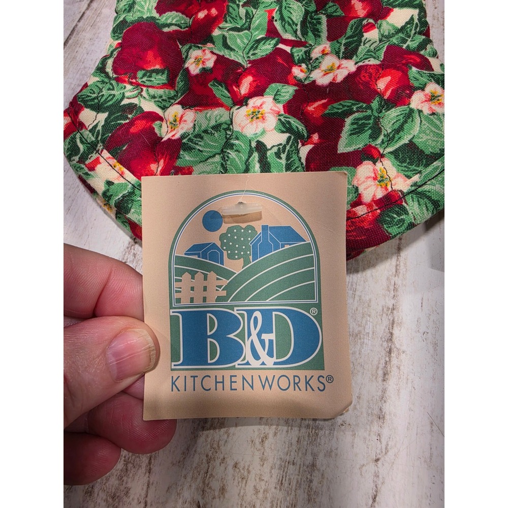 B&D Kitchenworks Apple Crisp Quilted Oven Mitts Set of 2 Red Floral Fruit Print - Picture 2 of 4